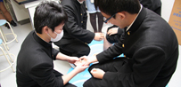 東北学院大学災害ボランティアステーションの学生が、本校で足湯とハンドマッサージの実演講義を開催